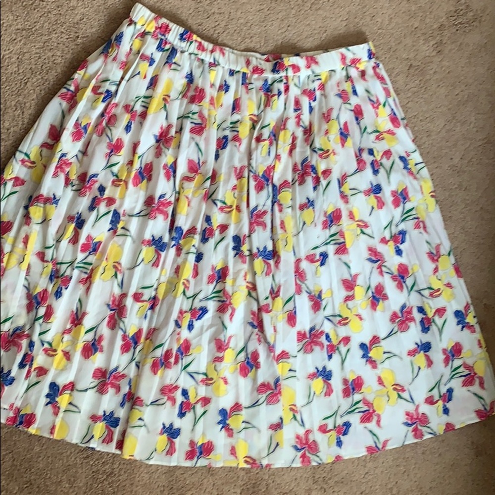 Fully lined skirt